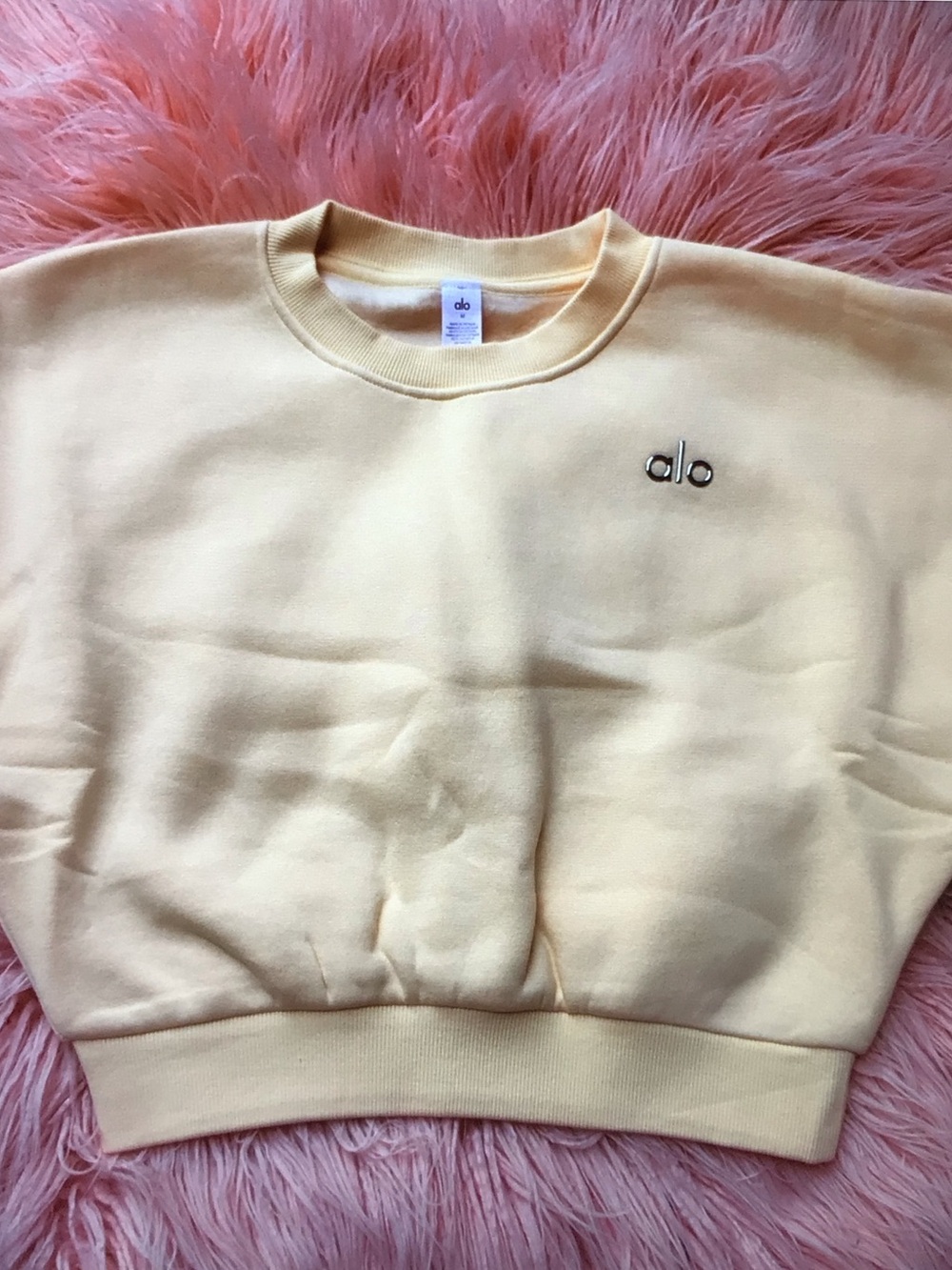 ALO Yoga Set Pale Yellow Cropped Crew Sweatshirt With Short - Picture 5 of 7